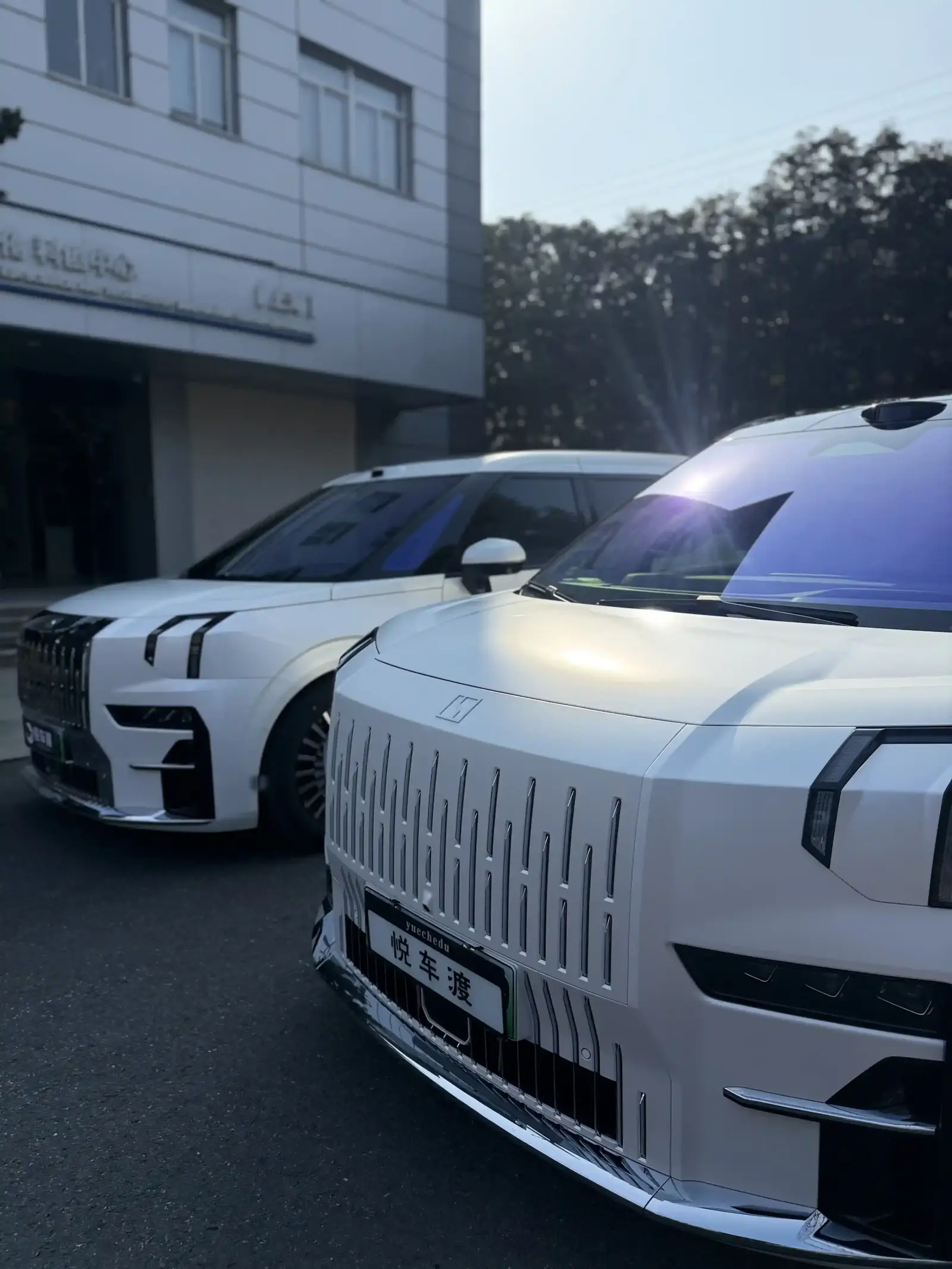 两台白色极氪009车衣玻璃膜+底盘护板升级 施工实拍 2