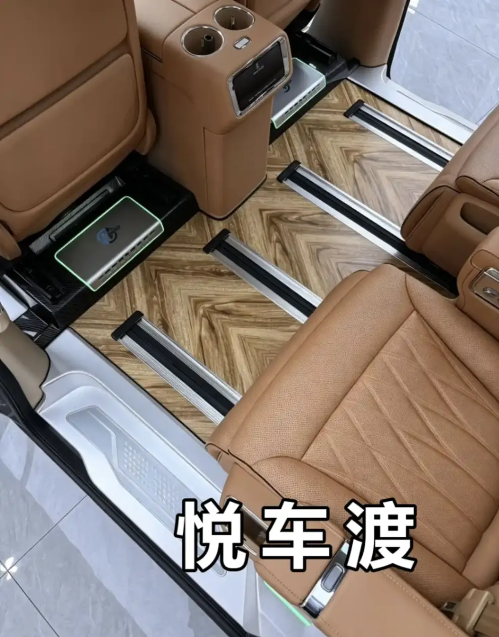 智界V9暮云棕地板实拍图