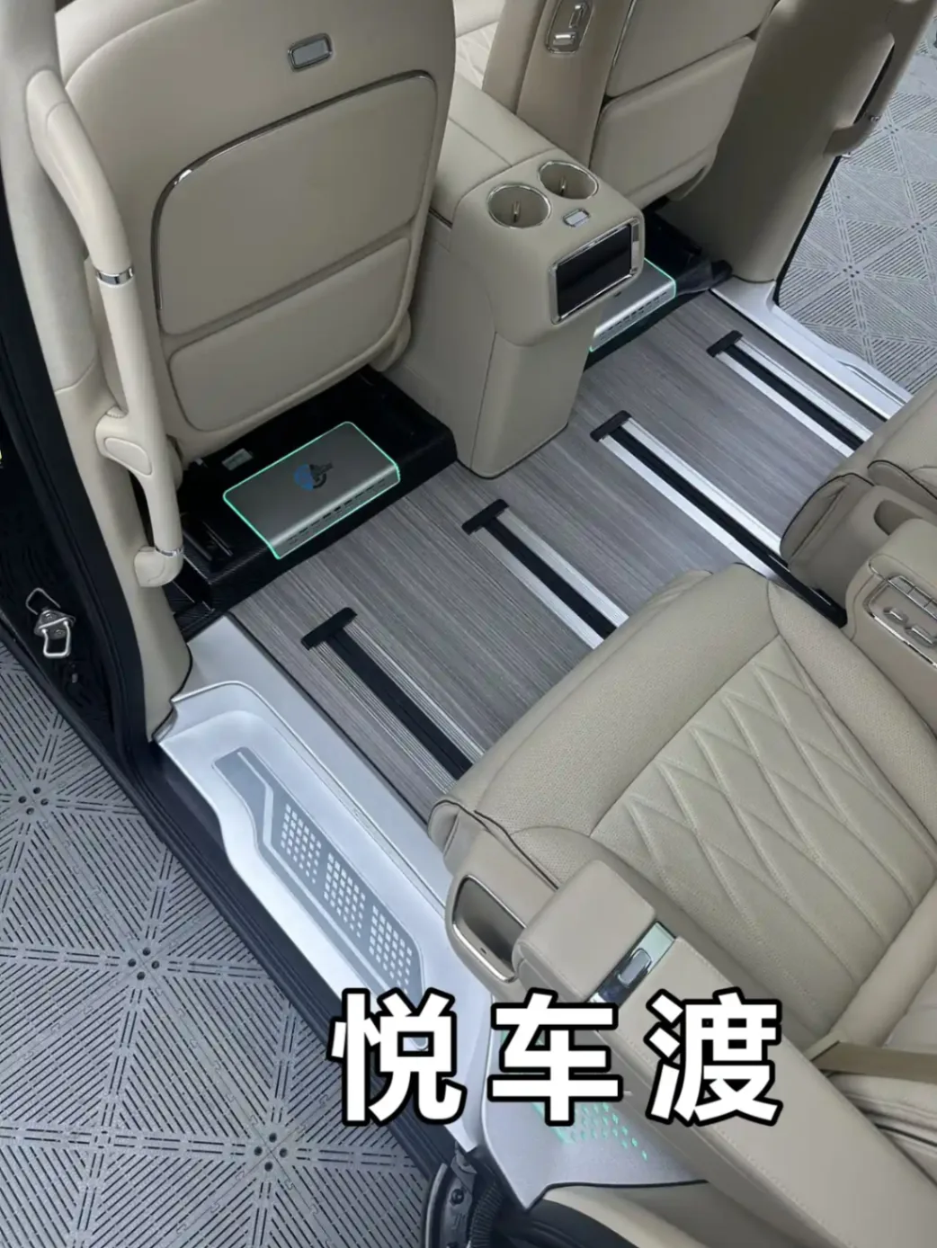智界V9松木棕地板实拍图