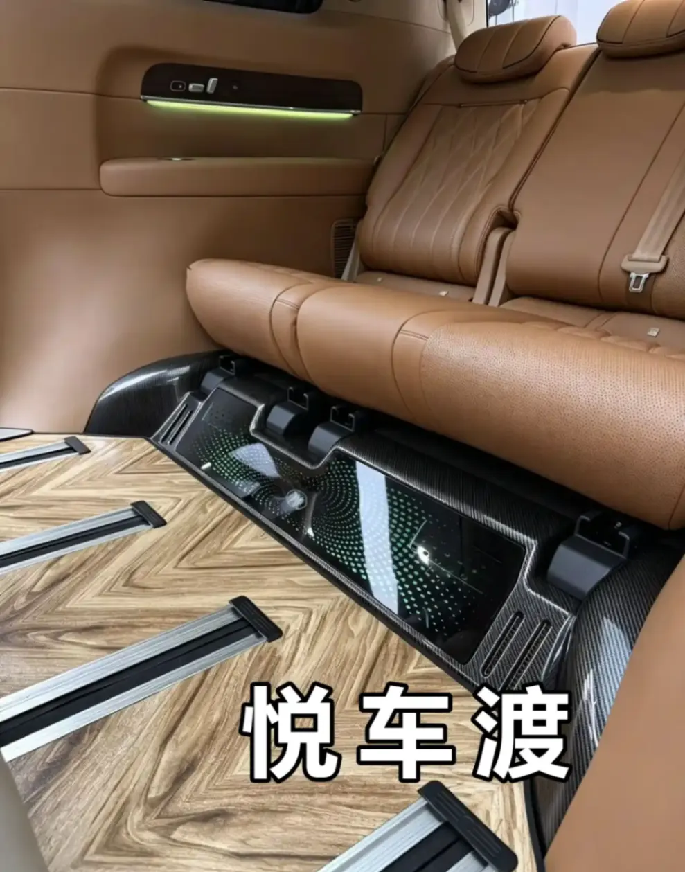 智界V9暮云棕地板实拍图